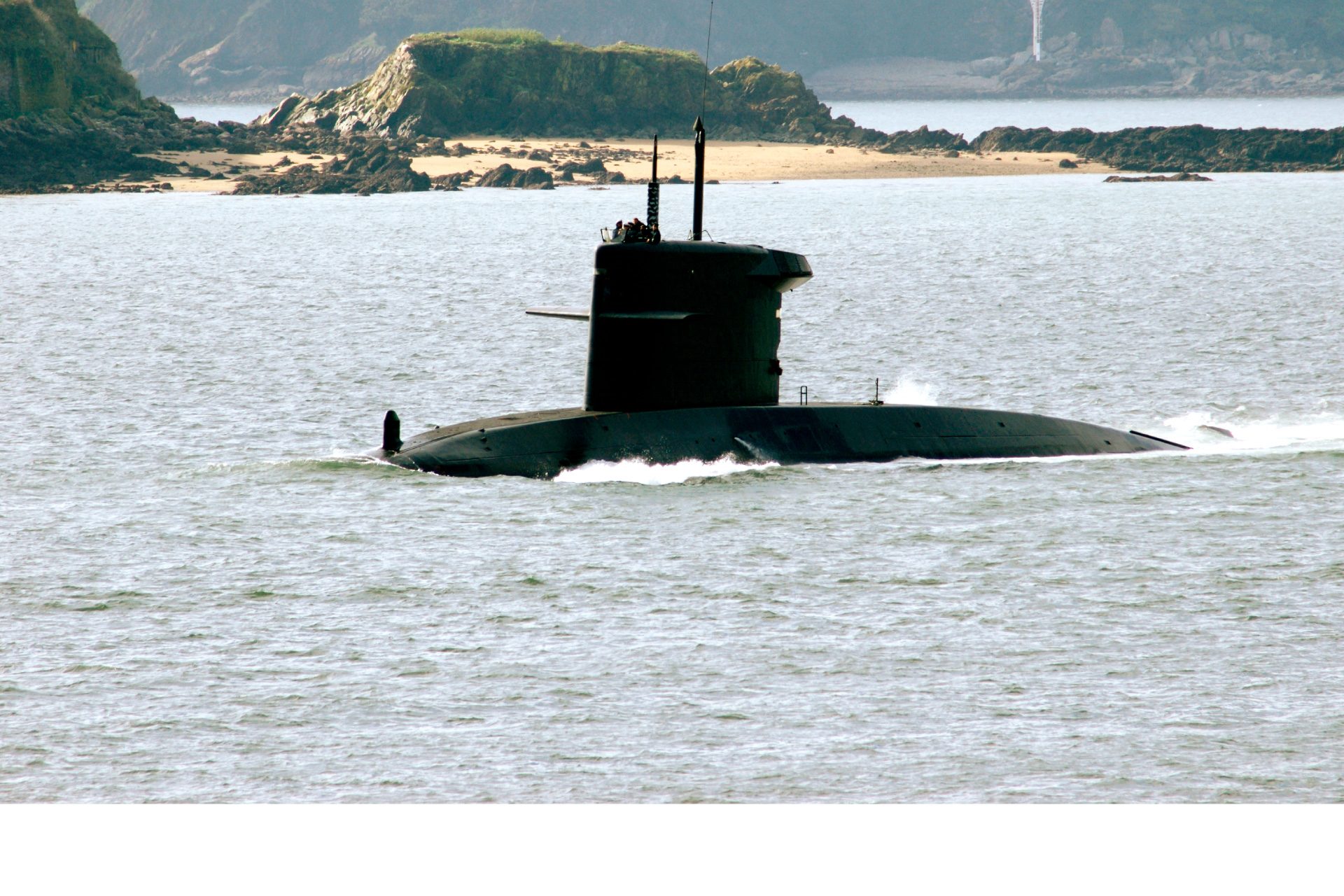 Submarino navegando na superfície do mar