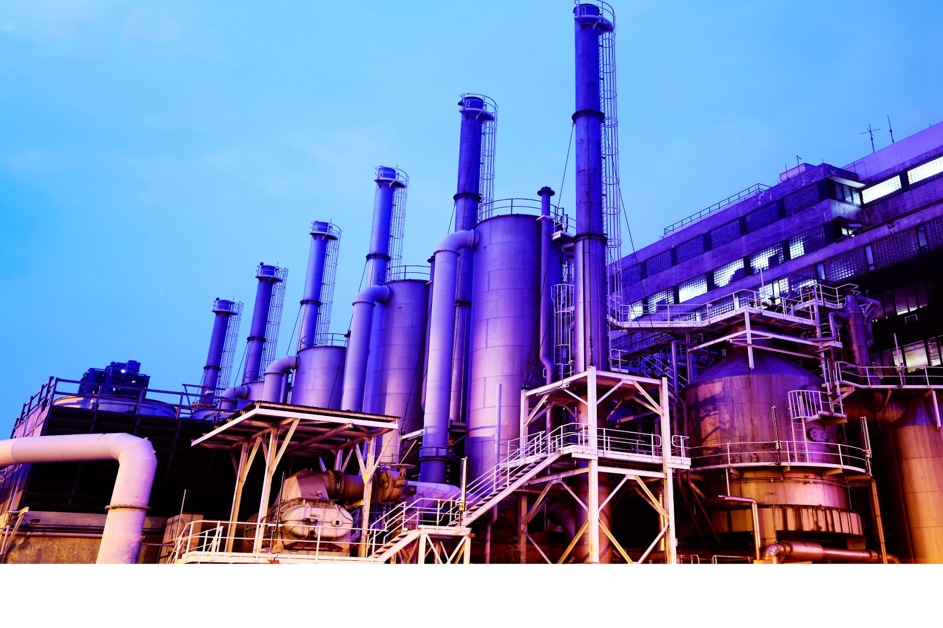Planta industrial de processos químicos iluminada à noite