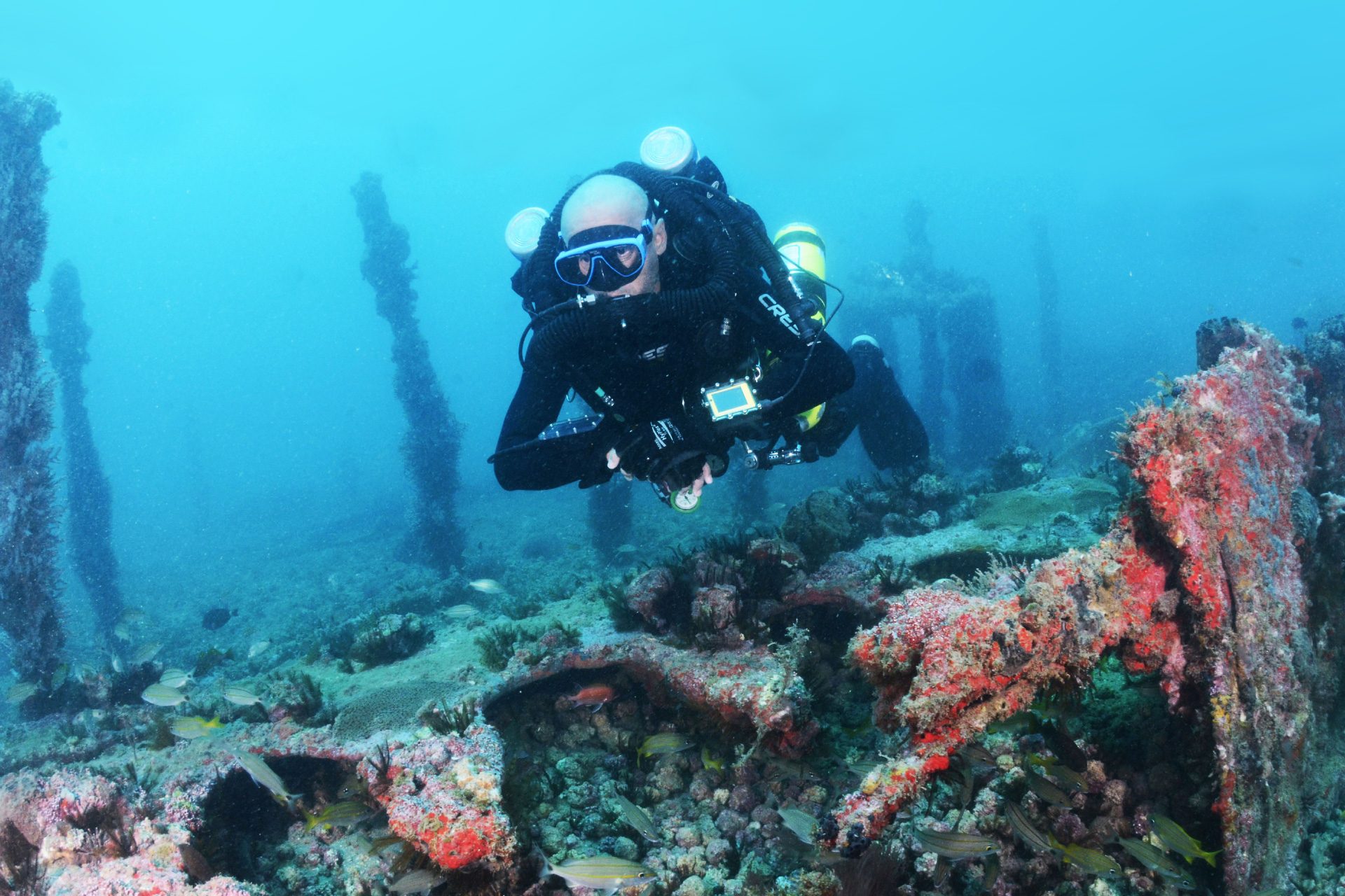 Mergulhador técnico com rebreather explorando um naufrágio
