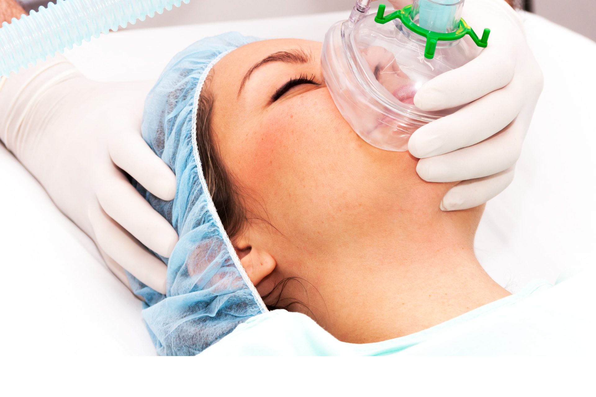 Paciente recebendo anestesia inalatória com máscara facial